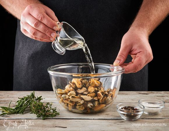 В миску выложите мидии, посолите, поперчите. Добавьте белое сухое вино и пряные травы. Оставьте мариноваться на 30 минут.