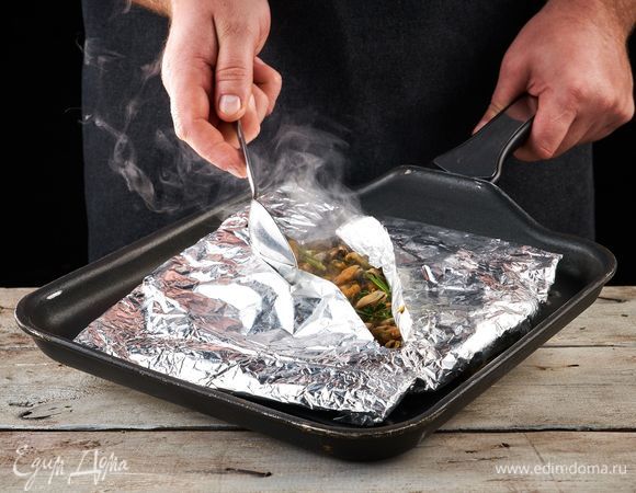 Закройте конвертик и обжарьте на решетке (на сковороде-гриль) около 10 минут.