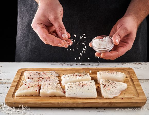 Нарежьте на порционные кусочки, посолите и поперчите.