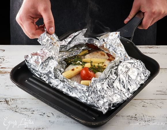 Заверните фольгу и готовьте на решетке 15 минут.