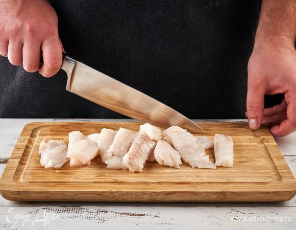 Нарежьте брусочками толщиной 2,5 см.