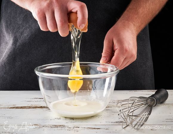 Яйцо взбейте со сливками.
