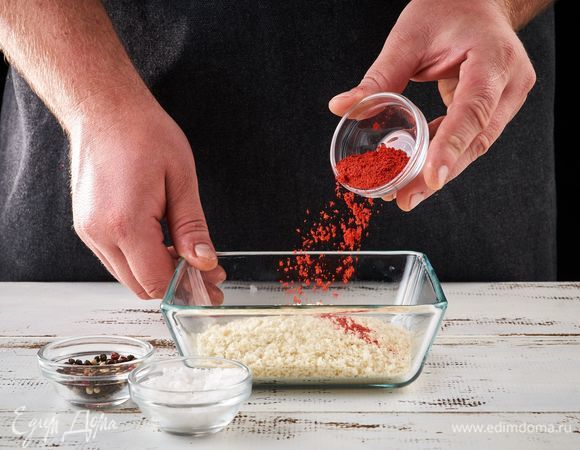В панировочные сухари добавьте паприку, соль, перец и перемешайте.