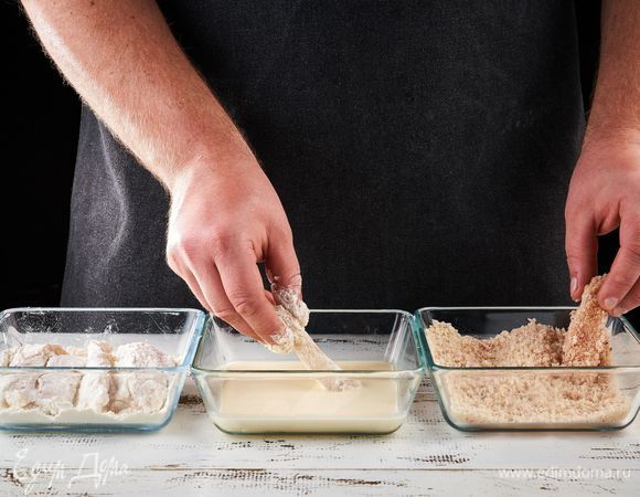 Обваляйте каждый кусочек рыбы сначала в муке, затем в сливках, а потом в панировочных сухарях.