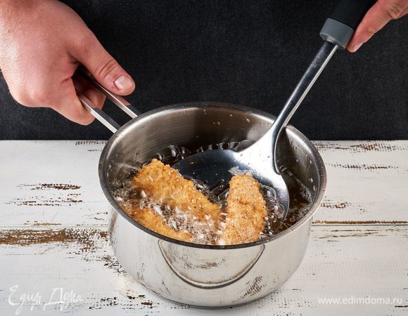 Обжаривайте палочки во фритюре.