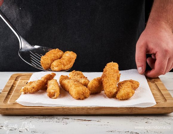 Готовые палочки выкладывайте на бумажное полотенце, чтобы убрать лишнее масло.