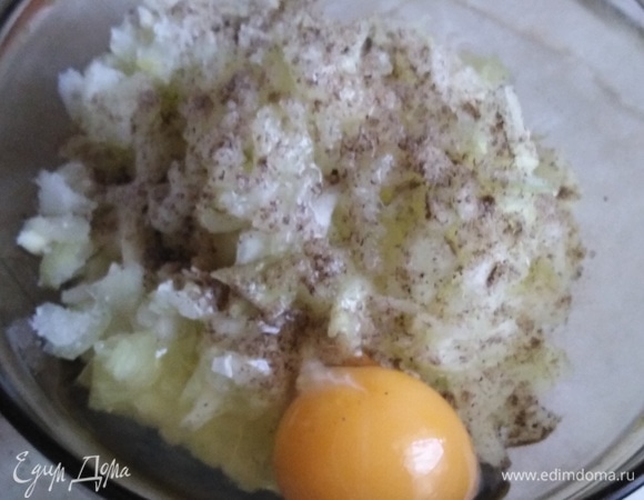 Измельчить в блендере, вбить яйцо, добавить соль и перец.