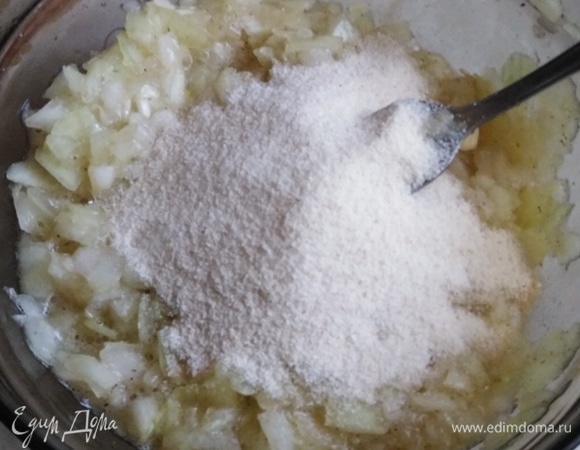 Перемешать. Всыпать манку.