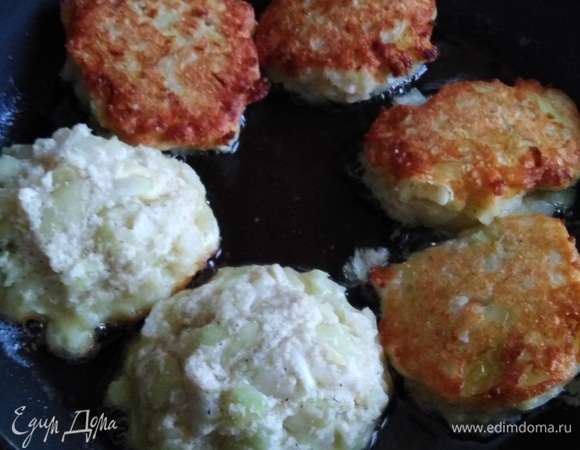 Жарить с двух сторон на умеренном огне до золотистой корочки.