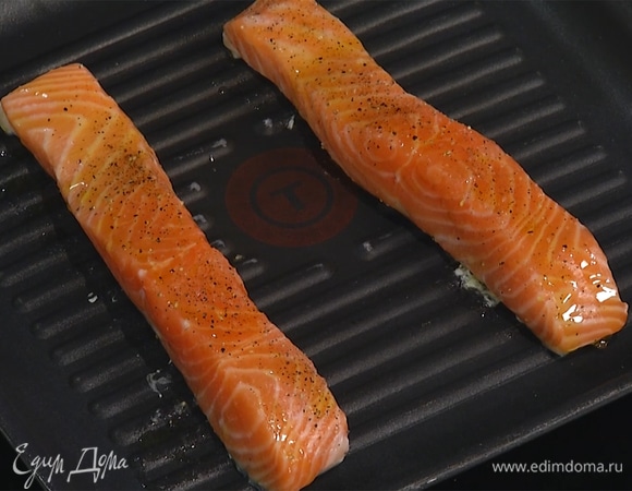 Семгу посолить, поперчить, полить 2 ст. ложками оливкового масла, затем выложить кожей вниз на разогретую сковороду-гриль и пожарить до готовности с двух сторон.