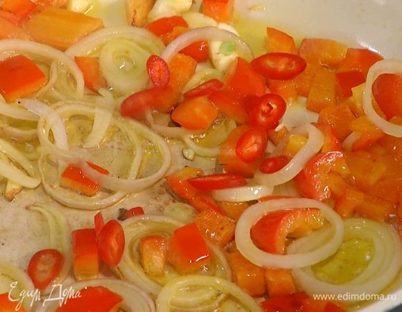 Перец чили, удалив семена, мелко нарезать, добавить к овощам и все обжарить.