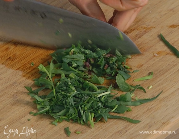 Тархун и мяту мелко порубить.