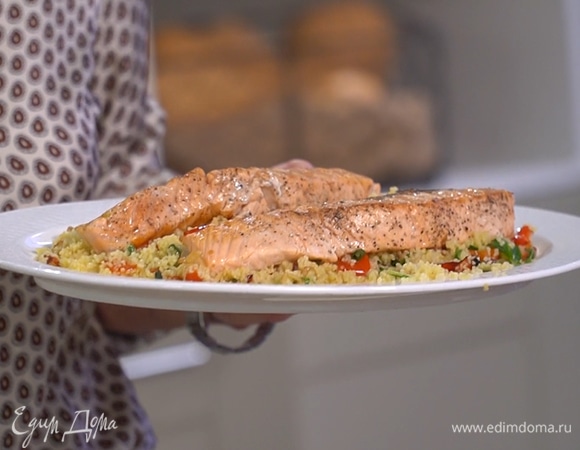 Выложить на тарелку салат, сверху — готовую семгу.