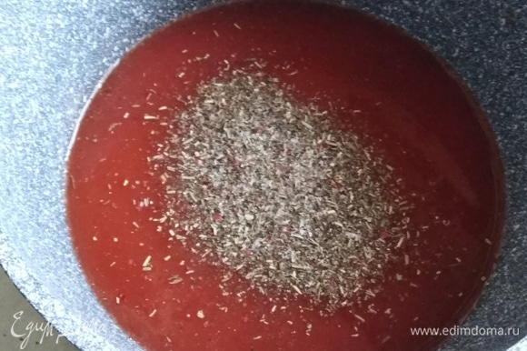 Приготовить соус. В томатный сок добавить соль, перец, итальянские травы. Прокипятить в течение 2 минут.