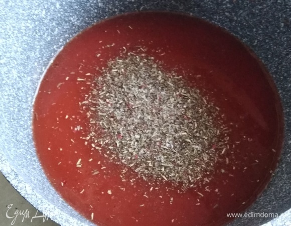 Приготовить соус. В томатный сок добавить соль, перец, итальянские травы. Прокипятить в течение 2 минут.