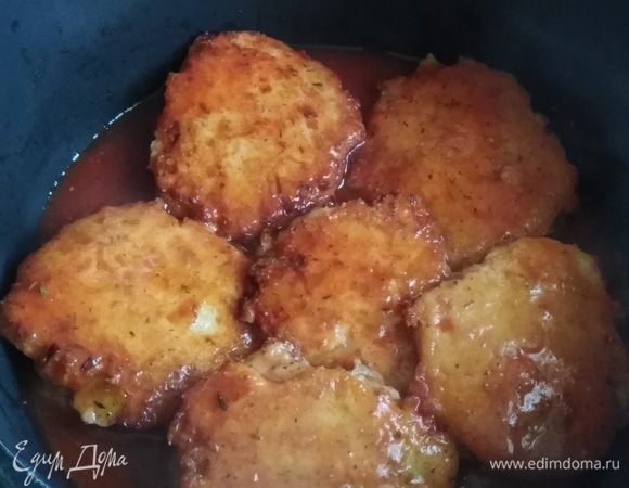 Обжаренные котлеты переложить в сотейник. Залить соусом. Довести до кипения.