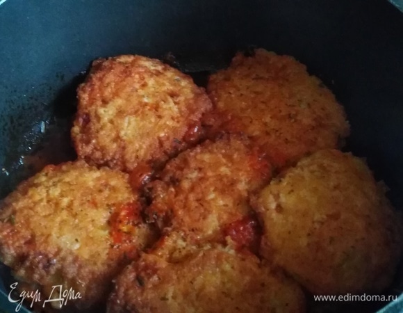 Тушить под крышкой в течение 15 минут на среднем огне.