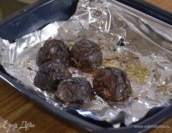 Свеклу запечь в разогретой духовке, затем почистить и нарезать дольками.