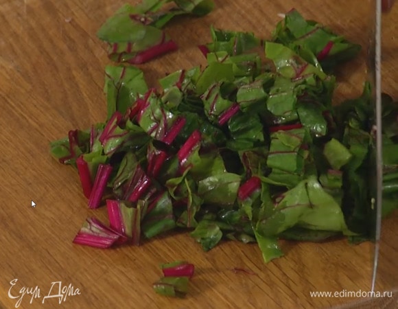 Листья базилика и свеклы мелко порезать.