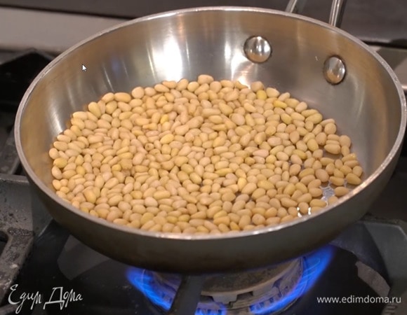 Кедровые орехи подсушить на разогретой сковороде.