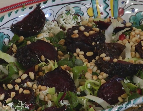 Всю подготовленную зелень выложить в глубокое блюдо, добавить зерна граната, творог и перемешать, сверху разложить свекольные дольки и посыпать все кедровыми орехами.