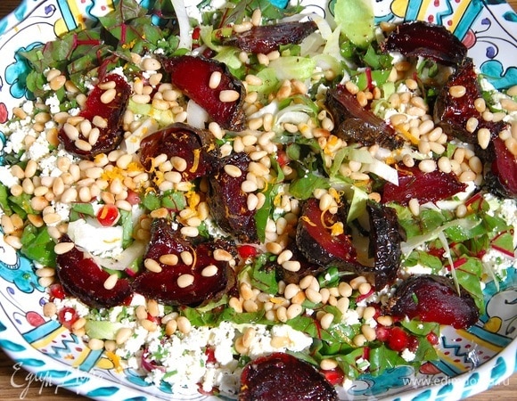 Готовый салат посыпать цедрой и полить заправкой.