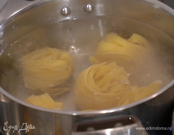 Феттучине отваривать в подсоленной воде на минуту меньше, чем указано на упаковке.