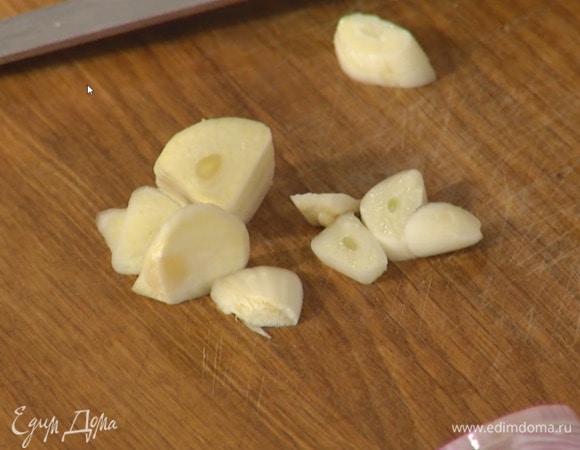 Чеснок почистить и порезать тонкими пластинками.