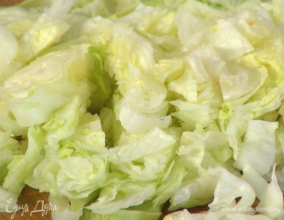 Айсберг крупно нашинковать.