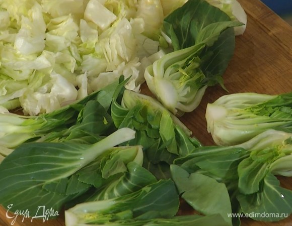 Бок-чой разрезать пополам вдоль.