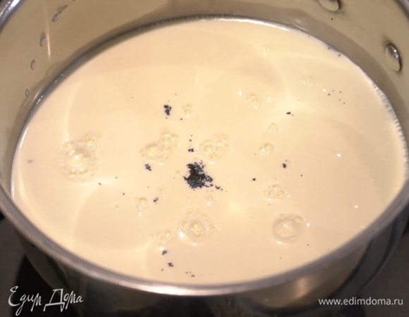 Сливки влить в небольшую кастрюлю, добавить зерна ванили и довести до кипения.