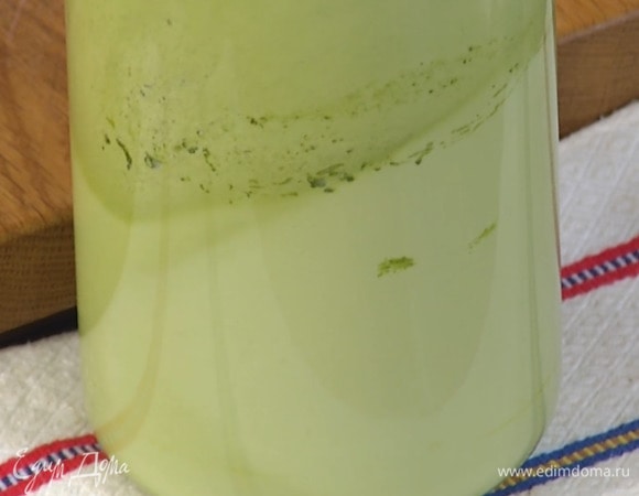 Желтки с коричневым сахаром взбивать блендером с насадкой-венчиком, пока масса не посветлеет и не увеличится в объеме, всыпать чай матча и еще немного взбить, затем, не выключая блендера, тонкой струйкой влить горячие сливки и взбить все в однородную массу.