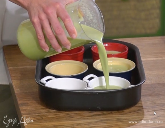 Сливочно-желтковую смесь разлить в небольшие керамические формы, поместить их в глубокий противень и поставить его в разогретую духовку, затем влить в противень холодную воду так, чтобы формы наполовину или на 3/4 были погружены в воду.