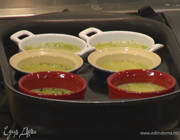 Выпекать крем-брюле в разогретой духовке 30‒35 минут.