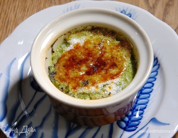 Готовое крем-брюле полностью остудить, затем посыпать белым сахаром и обжечь кондитерской лампой или отправить под гриль, чтобы получилась карамельная корочка.