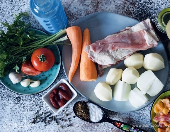 Подготовьте продукты. С мяса удалите пленочки, промойте и нарежьте, овощи вымойте и очистите от кожуры.