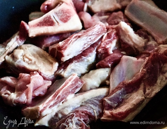 Мясо обжарьте на раскаленной сковороде с высокими бортами или в кастрюле с толстым дном без добавления растительного масла.