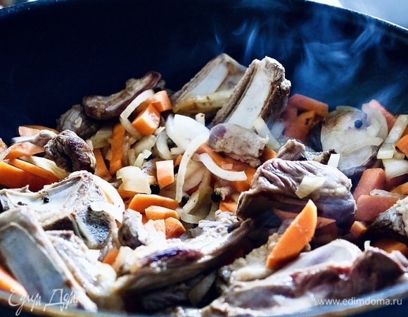 Добавьте к мясу нарезанную крупными брусочками морковь и лук, нарезанный четвертинками. Обжариваем, постоянно помешивая около 5 минут