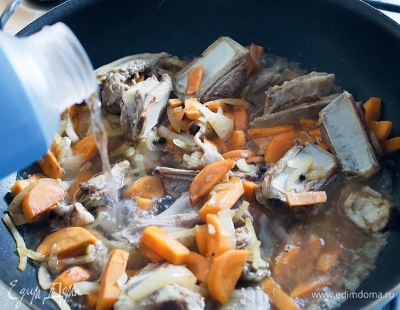 Заливаем водичкой около 1 литра и тушим под закрытой крышкой около 1 часа на маленьком огне. Воду по необходимости добавляем.