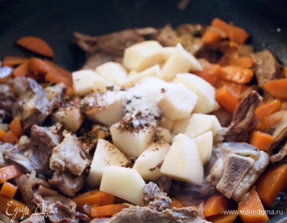 Картофель режем крупно, добавляем к мясу, солим и добавляем специи (у меня набор специй для шурпы). Перемешиваем.