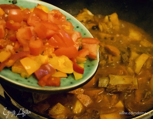 Добавляем нарезанные кубиками томат и перец болгарский (у меня был замороженный).