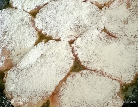 Выложить мясо в глубокую сковороду с оливковым маслом.