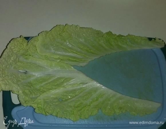 Вырезаем белую часть из каждого листа китайского салата и откладываем ее, так как она не понадобится.