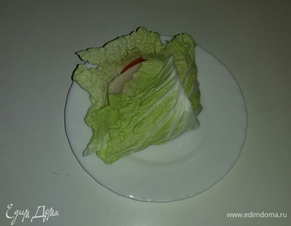 Складывем длинные части листа пополам и накрываем ими слой овощей, а затем загибаем на них боковые части листа.