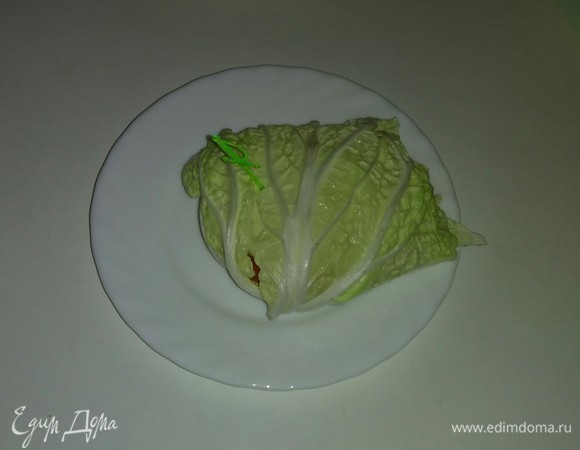 Переворачиваем собранный листок с овощами и скрепляем шпажкой. Повторяем пункты с 4 по 7 с оставшимися листьями китайского салата и овощами.