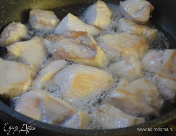 Мясо курицы нарезаем кусочками и обжариваем в разогретом масле до корочки. Убираем в сторону.