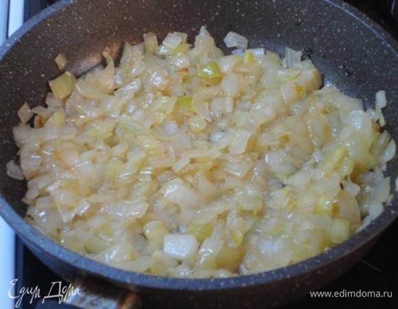 В этом же масле обжариваем лук до золотистого цвета.