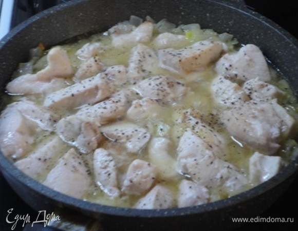 Соединяем мясо с луком, доливаем бульон, солим и перчим по вкусу и тушим на медленном огне до готовности.