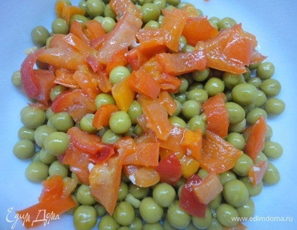 Соединяем горошек с перцем. Это само по себе вкусно :)