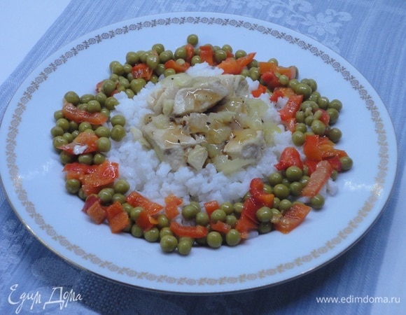 Подавать курицу по-испански рекомендуется так: на тарелку выкладывается рис, сверху — кусочки курицы. Поливаем бульоном. Я еще и бальзамическим уксусом сбрызнула. По краям тарелки — рис с перцем. Приятного аппетита!